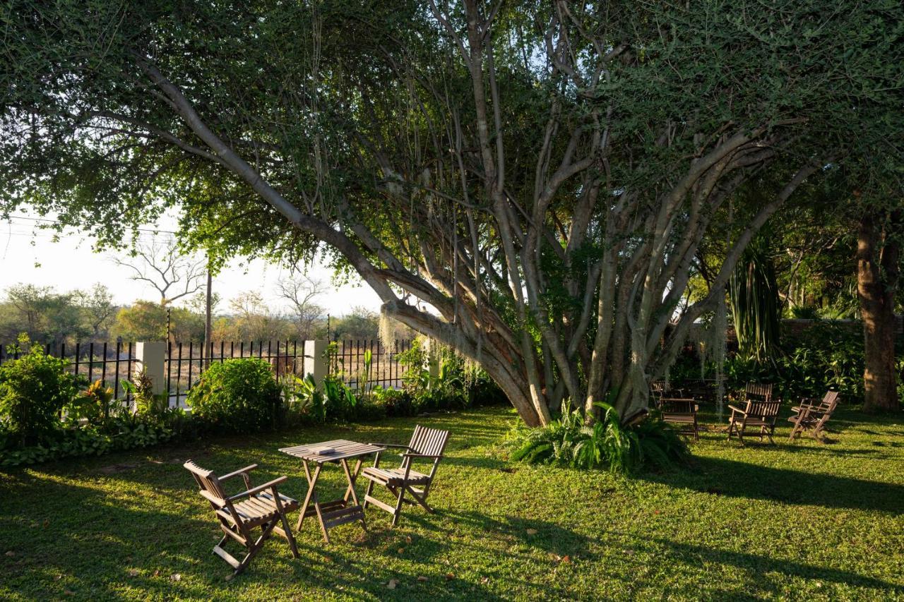 Drift Inn Victoria Falls Exteriör bild
