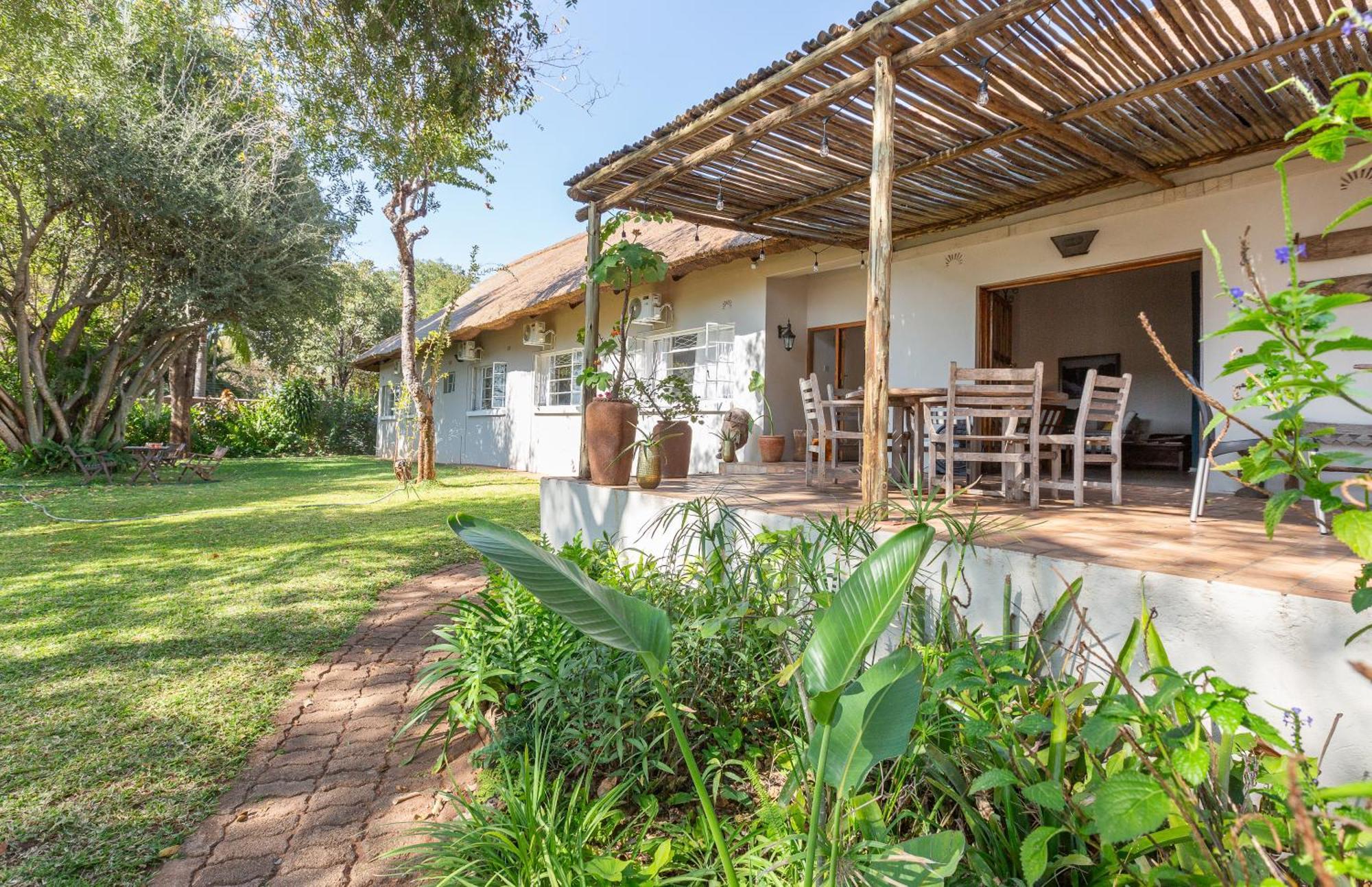 Drift Inn Victoria Falls Exteriör bild