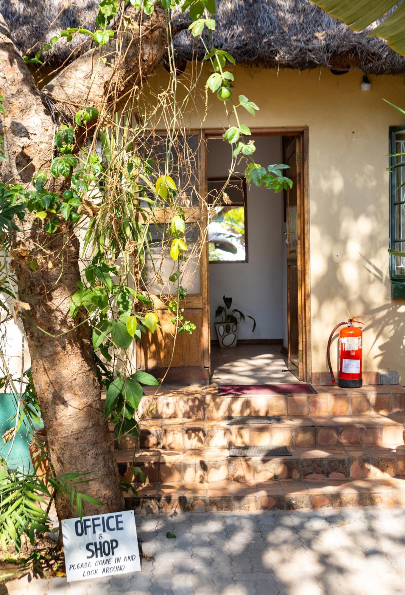 Drift Inn Victoria Falls Exteriör bild
